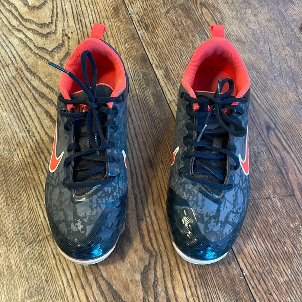 Nike fast flex softball/baseball cleats size 4Y. Used condition.